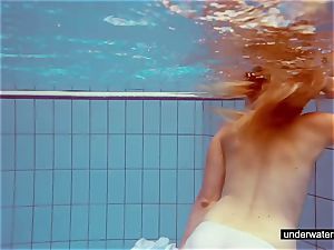 uber-cute sandy-haired plays nude underwater